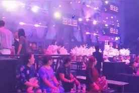 天津一对新人在酒吧举行婚礼，两人都是DJ，网友：老人终于可以在酒吧跳广场舞了图片