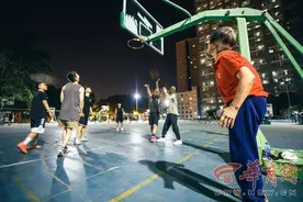 曾是高校体育老师又热爱篮球 西安77岁奶奶退休后给学生当裁判图片