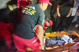 女子上秦岭山采野生毛栗受伤 救援队紧急救援图片