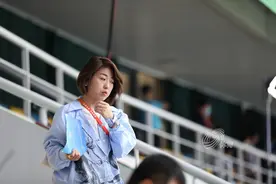全运会开幕式即将举行，众多美女记者会场“抢镜”图片
