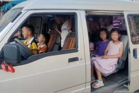 7座面包车当“校车”，载13名小学生！司机交代：每人800元托管费……图片