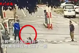 南通一摆摊老人被协管员拎起甩翻，街道回应来了图片