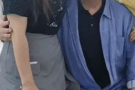 有人用这张图嘲讽姜昆，姜昆徒弟回应：是徒孙在合影图片