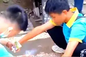 学生被迫蹲校门口喝奶，校长被约谈！这一蹲，为何刺痛了公众？图片