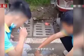怕被没收，新生在校门口喝完婆婆买的半箱奶：冰冷校规下，学生的懂事让人心疼图片