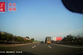 畅行高速丨匝道口压实线变道，悲剧随即发生图片