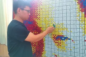 魔方被他玩成了颜料 这个“魔王”太能“拼”了图片