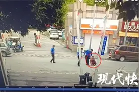 “摆摊老人被城管拎起摔地上”，当地最新通报图片