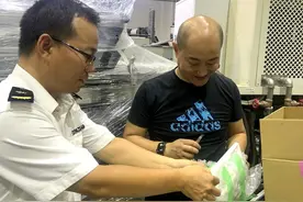 严肃处理！嘉兴海关对进口机电产品中夹带的旧液晶显示器实施监督销毁图片