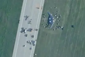 现场画面曝光！美军B-2轰炸机冲出跑道开进草地，起落架还断了图片