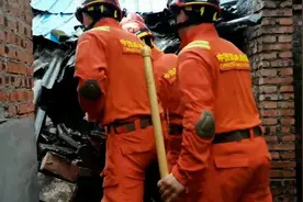 100名森林消防员抵达泸县福集镇，逐户搜索是否有被困人员视频封面