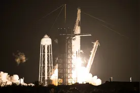 4名“全平民”游客被SpaceX送上太空，将绕地球飞行3天图片
