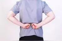 久坐族注意！这么扭扭腰，就能抵消久坐伤害，不怕腰疼和腰突图片