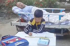 十岁周口娃撑起半个家！照顾瘫痪父亲6年，满墙奖状是家里“最漂亮的装修”图片