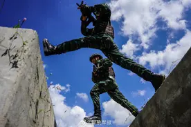 练练练！武警特战队员实战化训练进行中图片