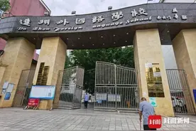 不让带牛奶进校园，两学生校门口连喝11盒！涉事校长被约谈整改图片
