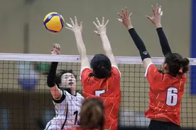河南女排全运会首战0:3不敌上海，朱婷并未上场，手腕还缠着绷带图片