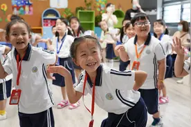 “你快乐的样子真好看！”一年级萌娃就这样爱上了学校图片