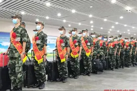 “欢迎新战友！”武警湖南总队首批秋季新兵入营图片
