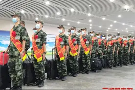 “欢迎新战友！”武警湖南总队首批秋季新兵入营图片