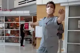 在医院大厅，医护小哥脱下鞋子，即兴跳起芭蕾……图片