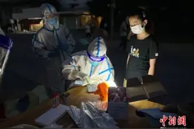 疫情风暴下的孩子们：“等再见面，我要抱抱你！”图片