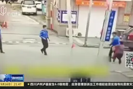 南通：摆摊老人遭城管协管员“暴力执法”  警方通报：涉事者被行拘15日 罚款1000元视频封面