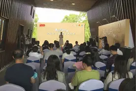 浦江郊野公园里，大家正在一起寻找“第十二个人”→图片