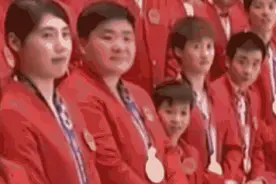 全红婵靠在巩立姣手臂上图片
