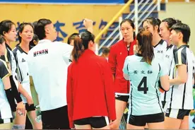 全运会女排开赛，朱婷场边助阵 腕伤影响上场 即将手术治疗图片