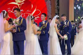 一场盛大的集体婚礼为森林消防员举行图片