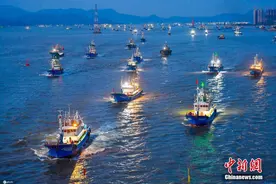 东海伏休解禁 舟山近3000艘渔船出海开捕图片