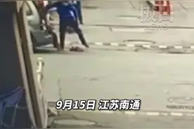 遭南通城管拎摔执法的老人儿子发声：对方已转来医药费，希望此事告一段落图片