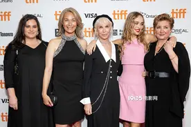 德普女儿莉莉新片首映 搂导演亲密合影甜美可人图片