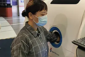 机器人扎针疼不疼？上海首台智能采血机器人在中山医院上岗图片