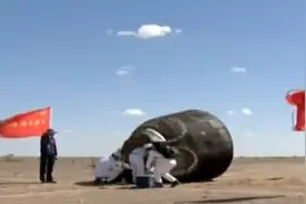 神十二航天员太空归来看到的第一个地球人是他图片