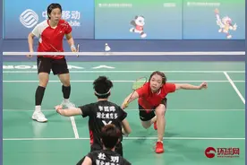 “凡尘组合”摘得全运会羽毛球女双金牌图片