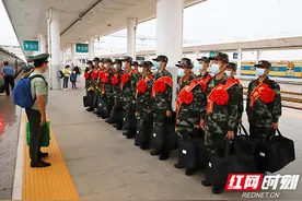 武警湖南总队新兵团五大队迎来首批秋季入伍新兵图片