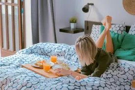 新研究：空闲时间太多不一定更幸福 New study reveals how much free time you may need to be happier图片