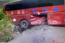 桂林一大客车和摩托车相撞致3人死亡，3人被追究刑责图片