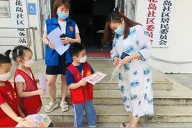 带孩子将月饼过度包装“变废为宝”，幼儿园这样反对浪费崇尚节约图片