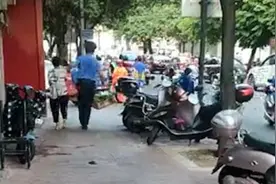 柳州城管：“将摆摊老人青菜扔进垃圾车”的涉事人员已停职视频封面