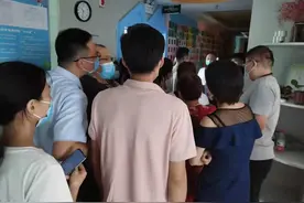 郑州多家校外培训机构卷钱跑路，家长退费难图片