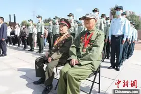 93岁抗战老兵用亲身经历为青年学生讲述抗战故事图片