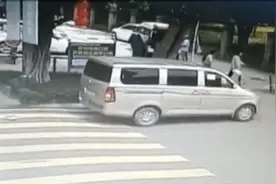 3岁男童独自车流中穿行！危急时刻，小学女生将其一把抱回……图片