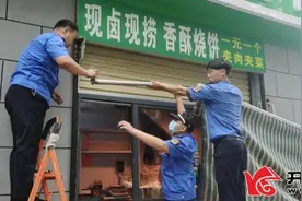 城乡一体化示范区城管局拆除违建遮阳棚除隐患图片