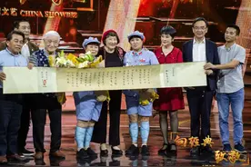 她们，扛枪为人民图片