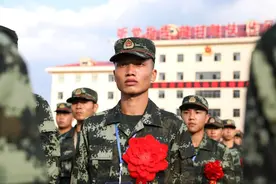 武警部队秋季首批新兵陆续入营！图片