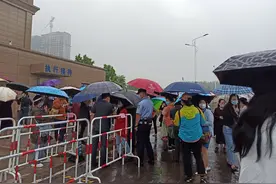 许敏诉医院及姚策生母案开庭，庭外双方支持者近百人，有人开直播图片
