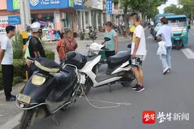 老子骑电动车拖儿子的电动车酿事故，警方：电动车当牵引车违法图片